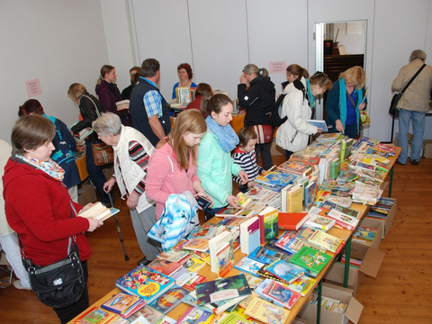 Büchergottesdienst und Flohmarkt